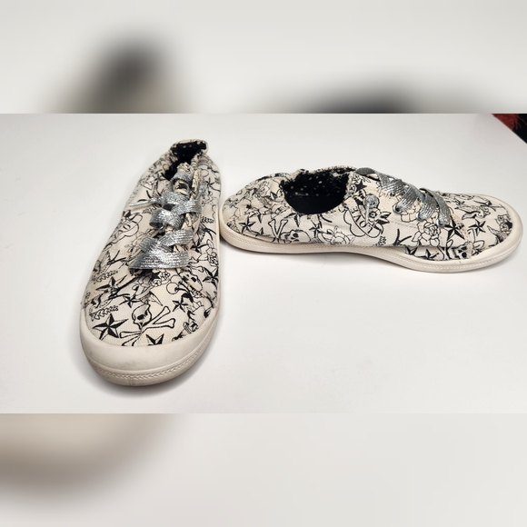 TORRID X Betsey Johnson White Tattoo Ruched Sneaker SIZE 8 Wide - Picture 1 of 9